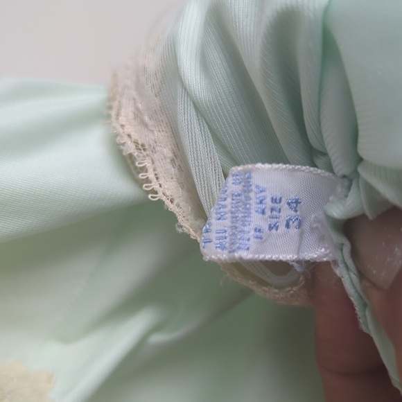 Vintage Vanity Fair Slip with Lace Trim Women's 34 - Picture 4 of 12